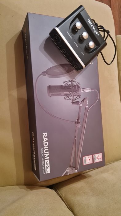 Микрофон Genesis и аудио интерфейс Behringer