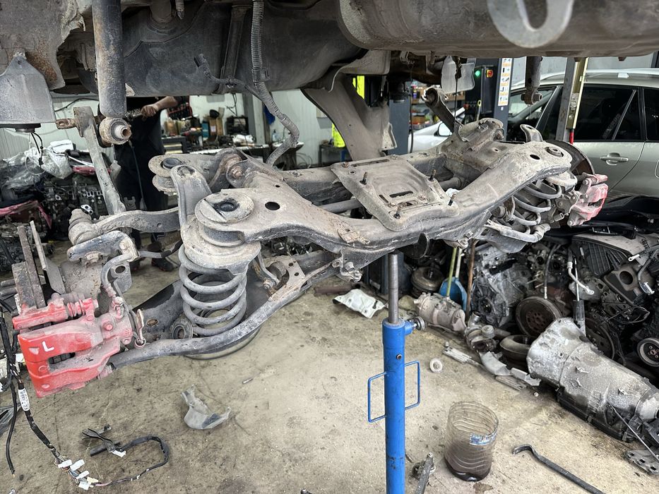 Заден мост за Тойота Авенсис Т27 комби!!!