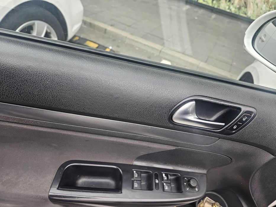 Persoana juridica vinde  VW GOLF 5