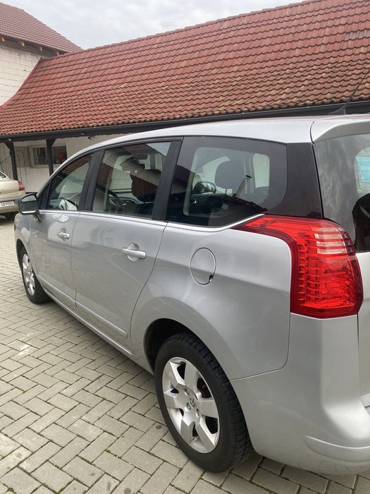 Peugeot 5008 - 2012