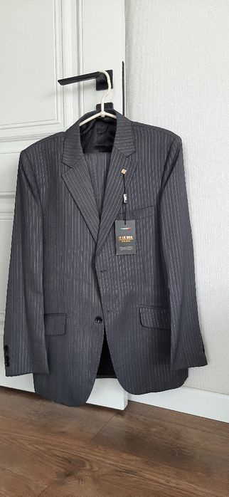 Продам новый мужской серый костюм