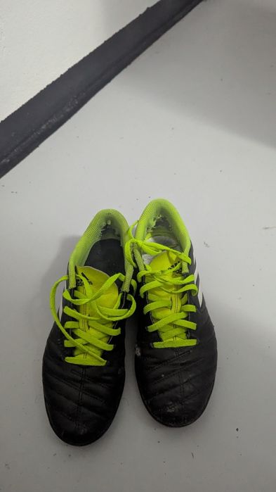 Ghete de fotbal sintetic