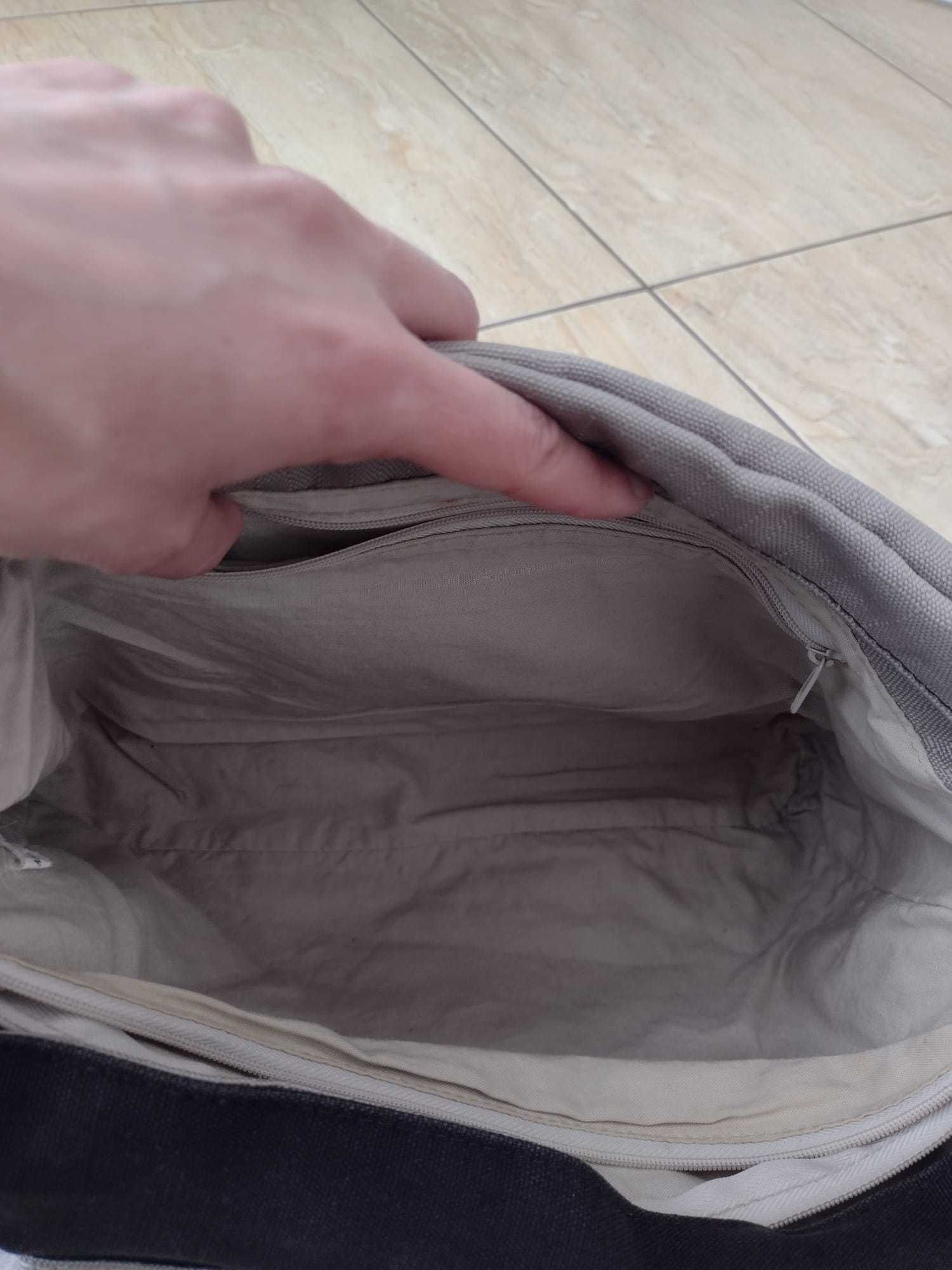 Geanta din material textil gros.