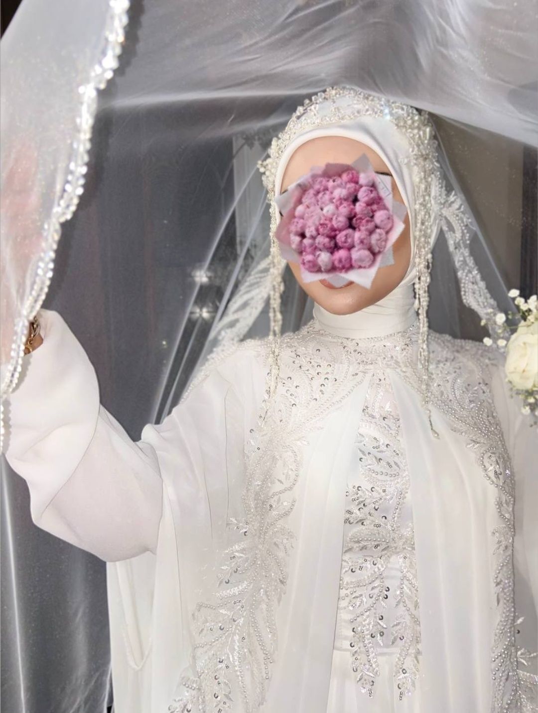 Hijobli kelinlar uchun Abaya . Toʻy libosi