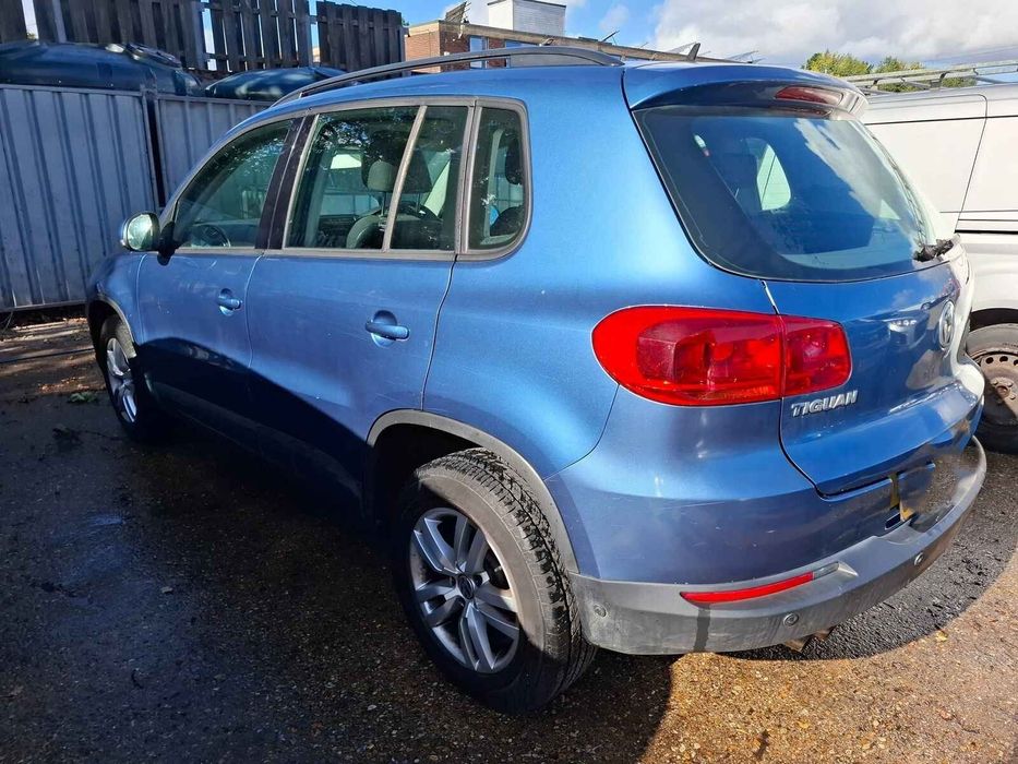 Far Dreapta Volkswagen Tiguan 2014 SUV Albastru