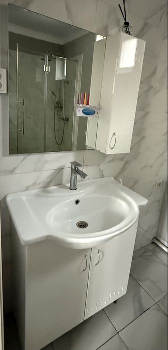 Продам раковину с тумбой и зеркало