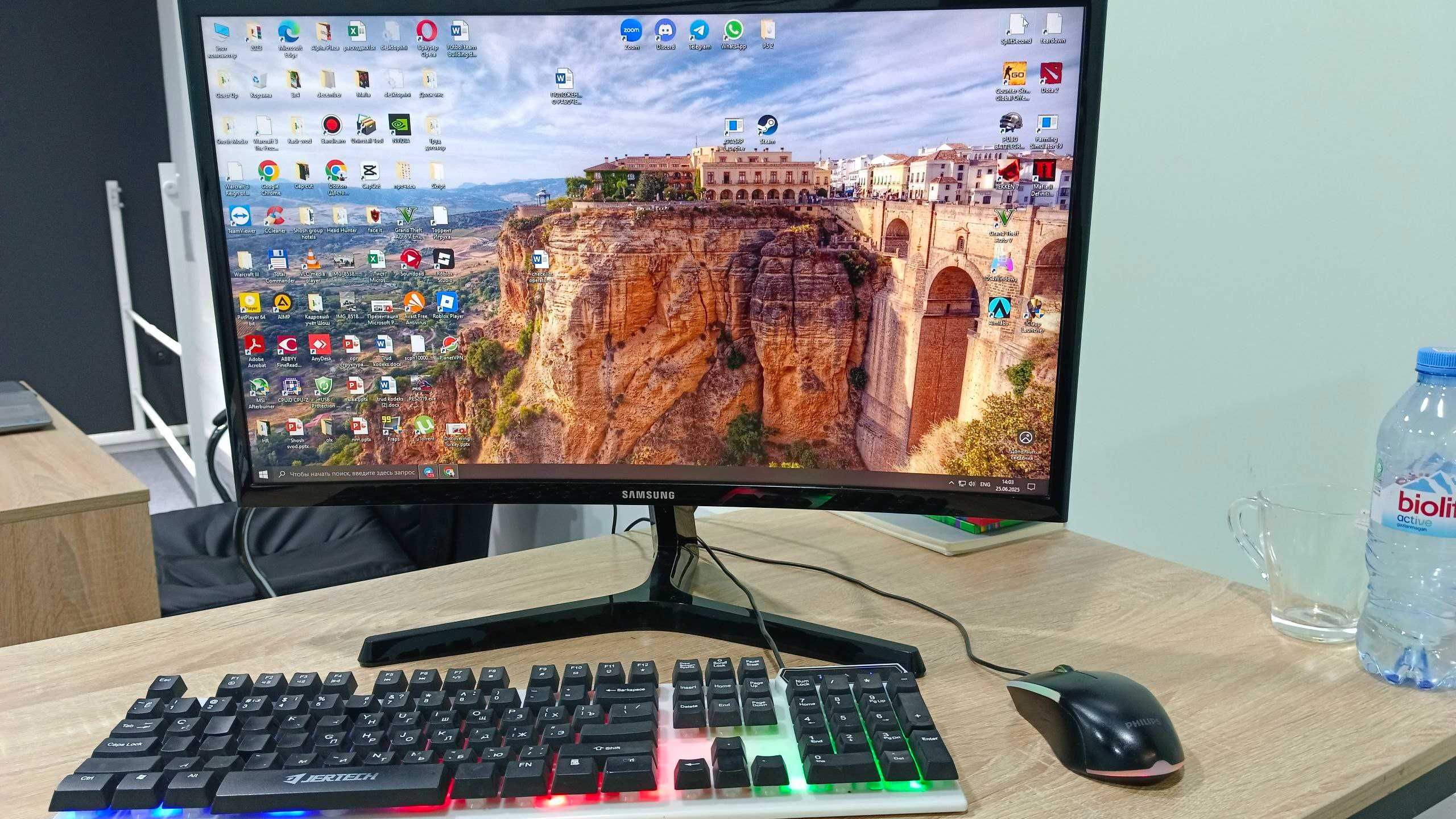 Игровой пк. Компьютер, kompyuter Monitor, mishka va klaviaturasi bilan