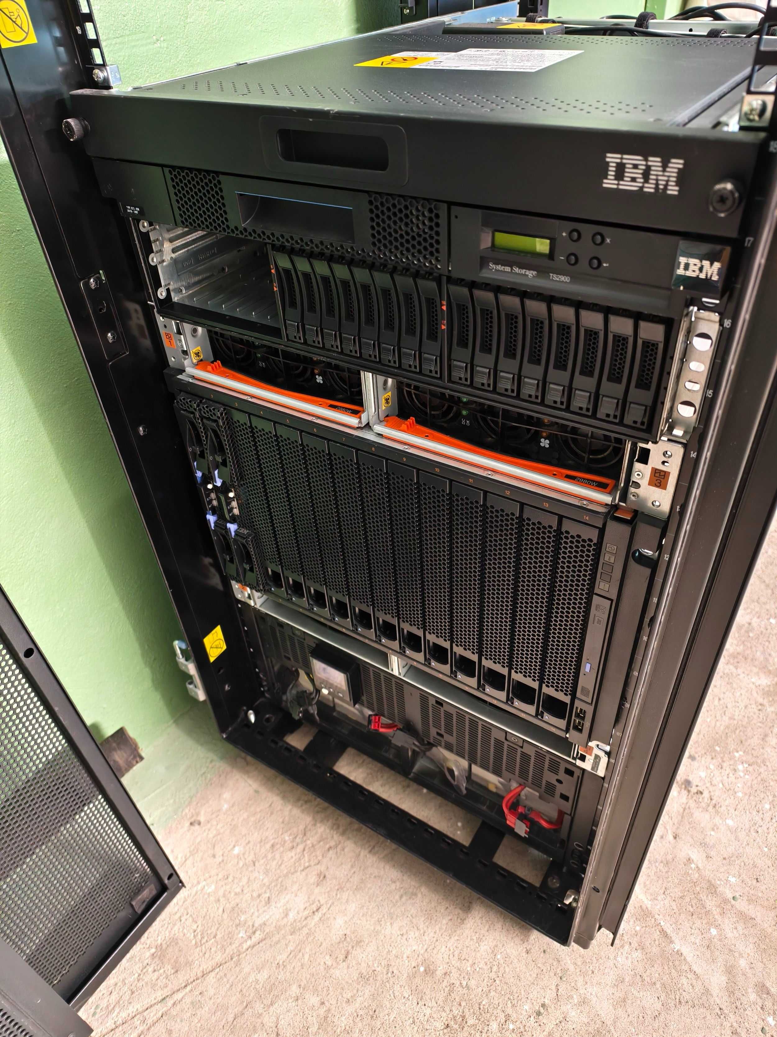Сервер IBM Blade в стойке