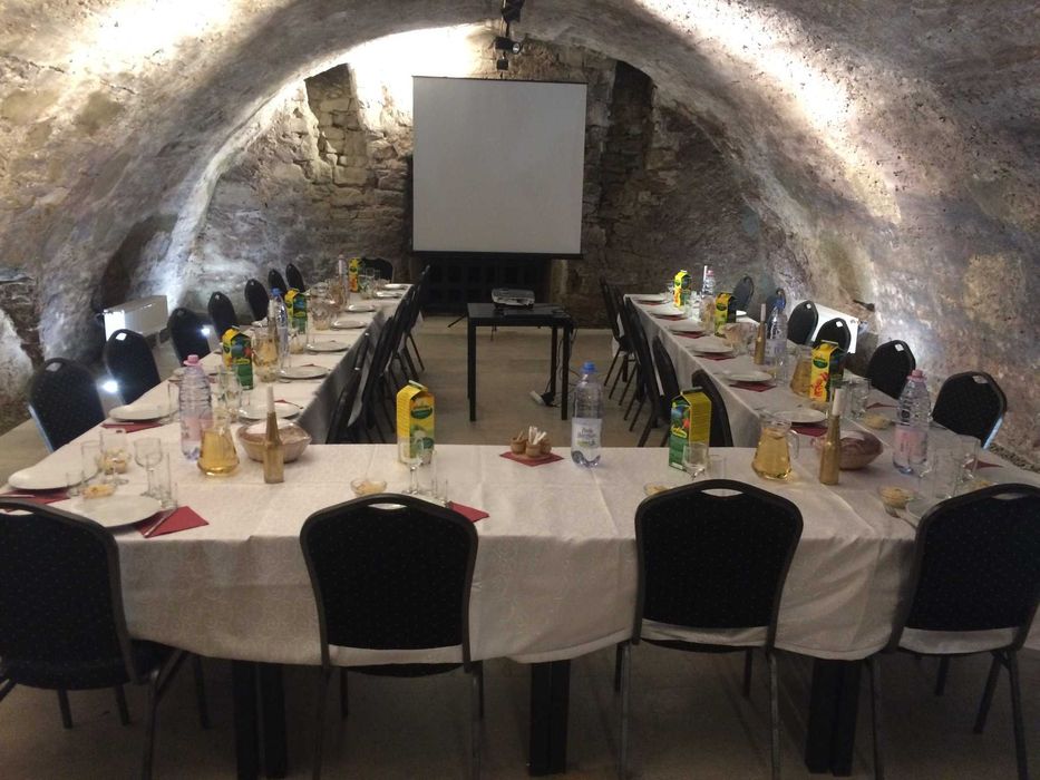 Inchiriere mese,scaune,logistica/vesela completa pentru evenimente