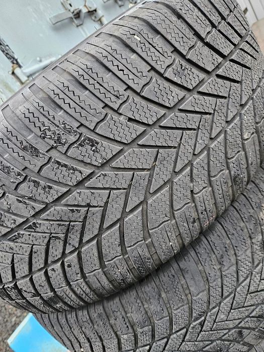 Vând anvelope iarnă 275/50/20 Bridgestone