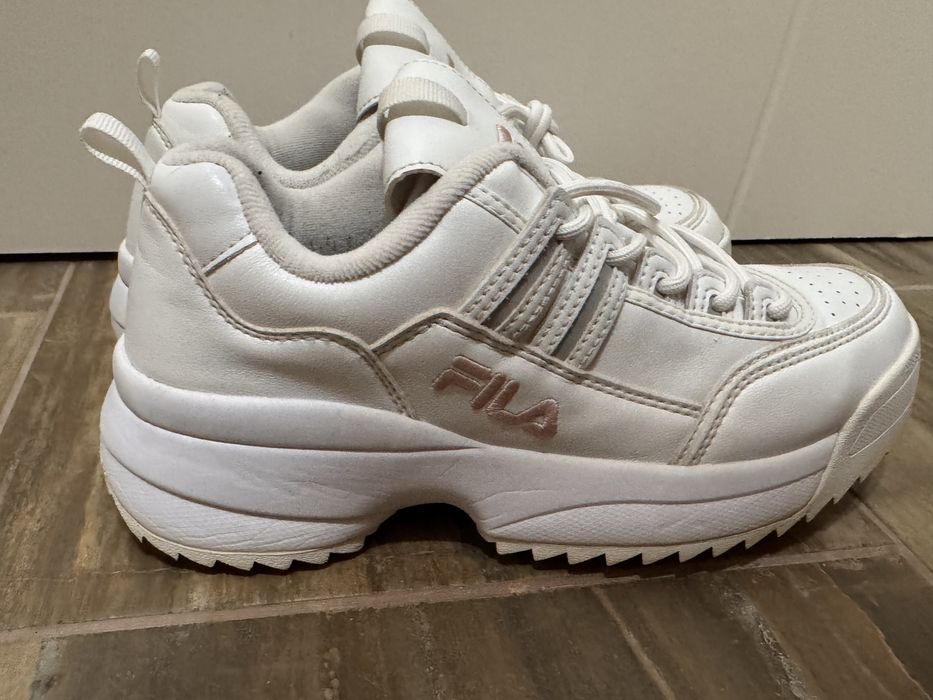 бели маратонки Fila