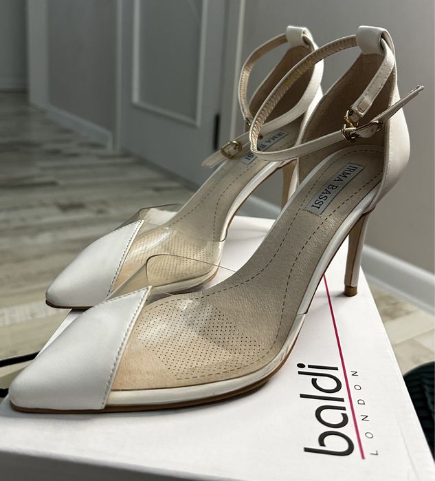 Туфли белые стильные