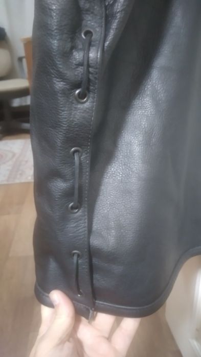 Продаю кожаную жилетку сделанную в Пакистане очень плотная кожа