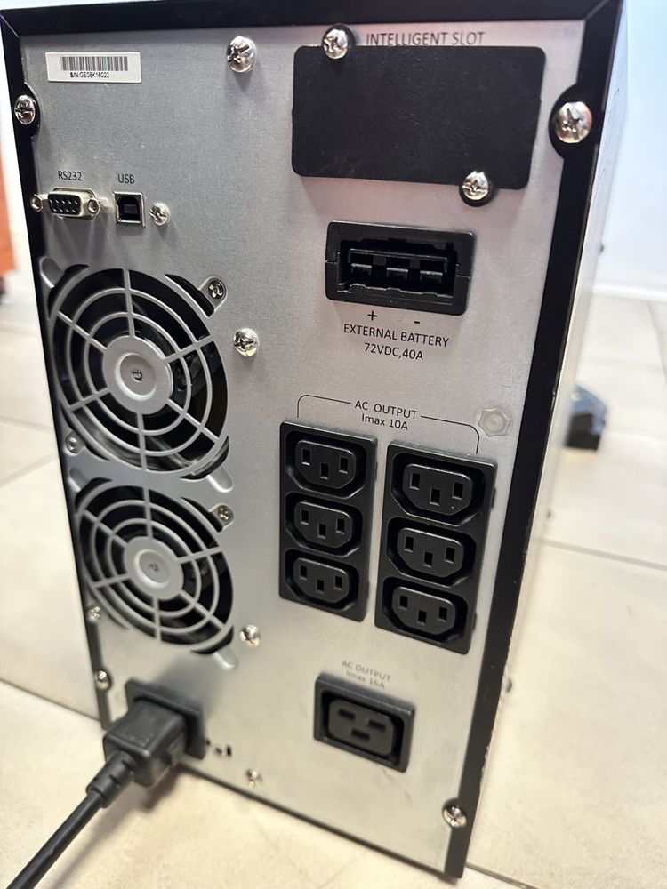 UPS 3000 VA 2700 Watts работещ с нови батерии