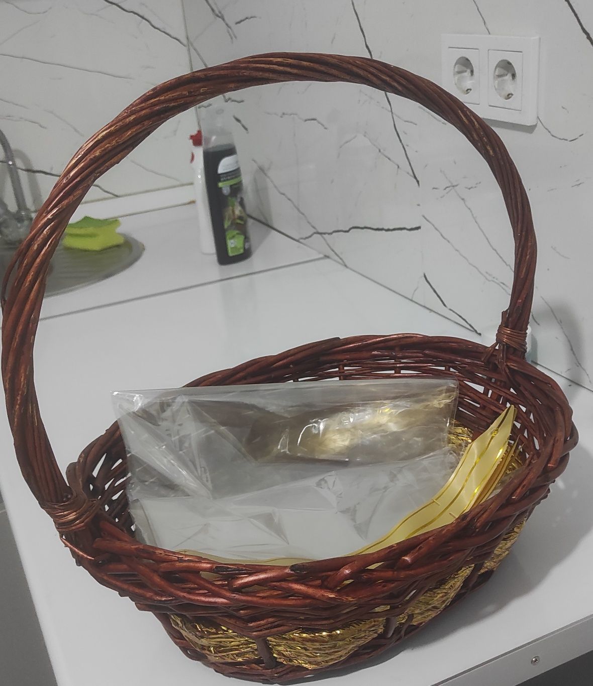 Продам 4 корзины с содержимым