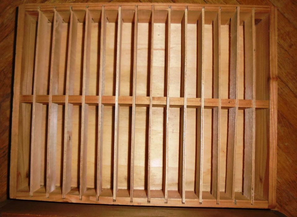 Vand mobilier din lemn (placaj ) tip cutie casete
