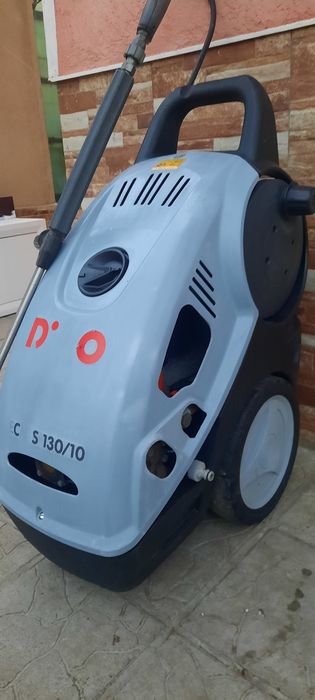 Машина за Почистване Измиване на Соларен Парк