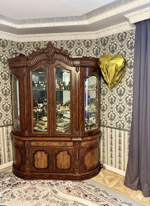 Продаю красивый деревянный шкаф-витрину.
