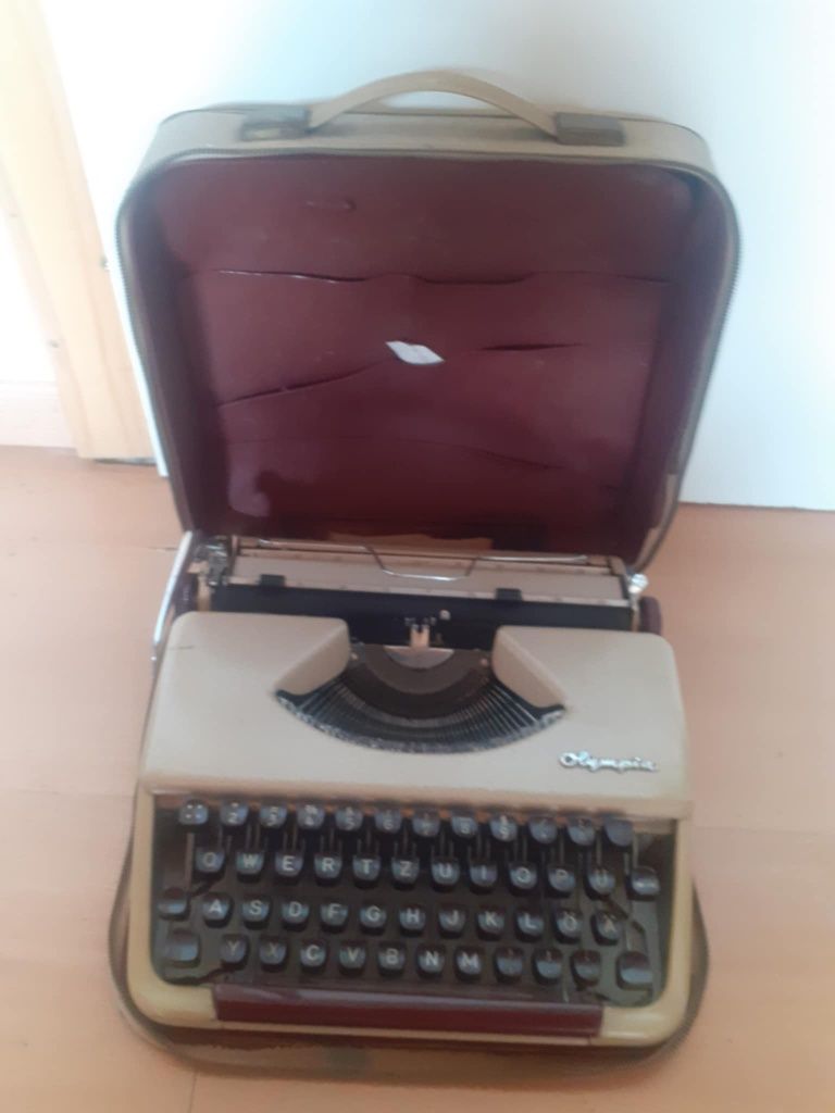 Vînd de colecție maşină de scris