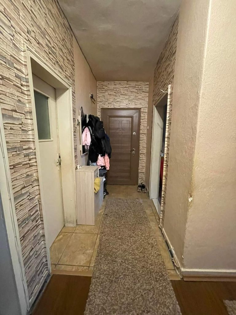 Продава се Четиристаен апартамент в Търговище, Център - 123300 кв.м за 2 €/кв.м - Снимка #8
