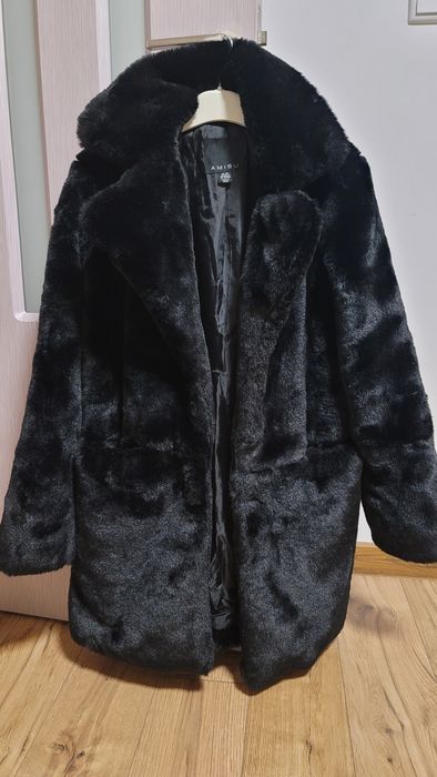 Черно пухено палто