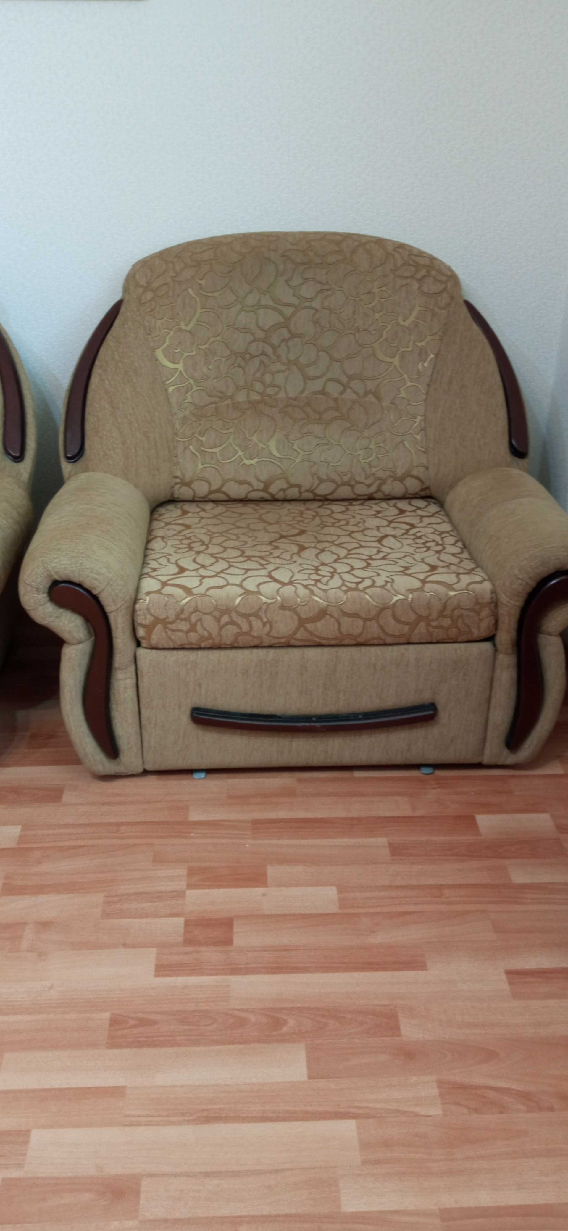 диван-кровать и 2 кресла-кровати в отл. сост.