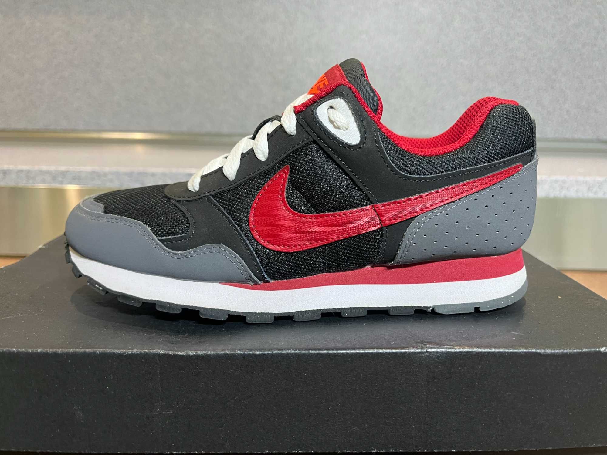 ОРИГИНАЛНИ *** Nike MD Runner / Black Grey Red