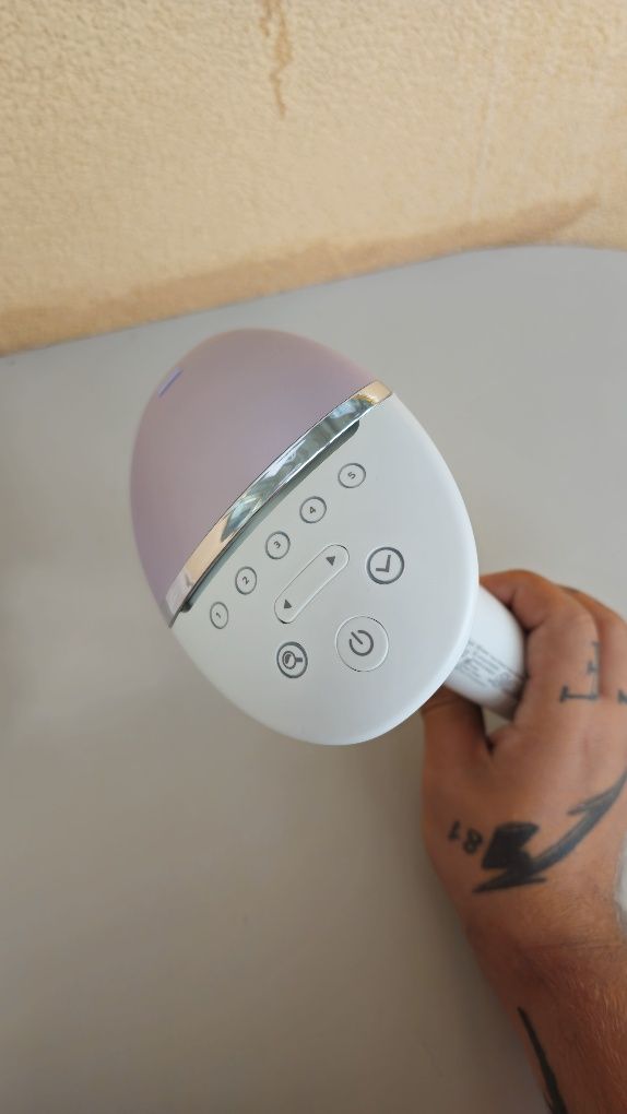 Фотоепилатор Philips Lumea IPL 8000