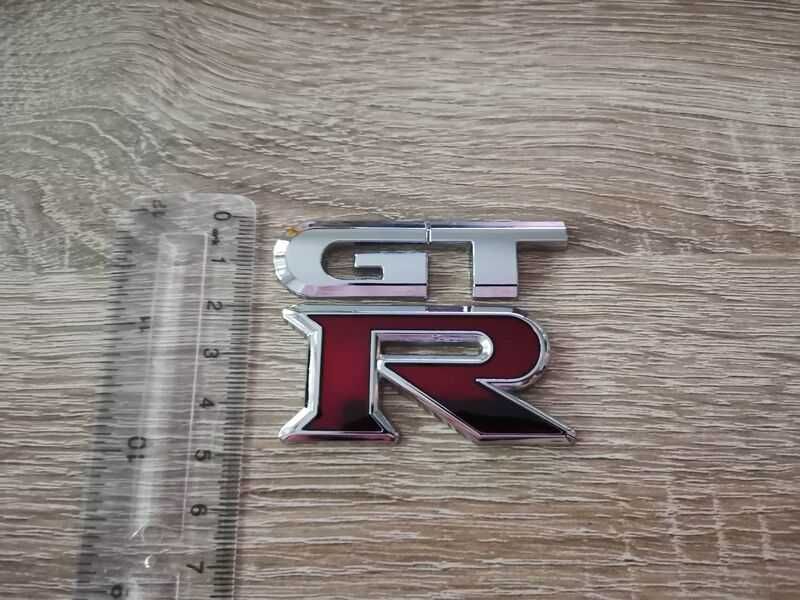 Емблема Nissan GT-R сребристо с червено