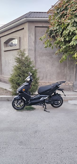 Skuter Kavasaki Italy R2 sotiladi xolati zor