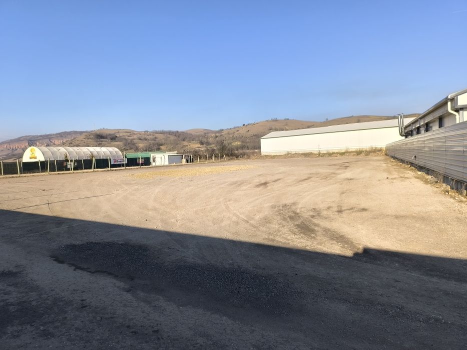 Închiriez teren intravilan