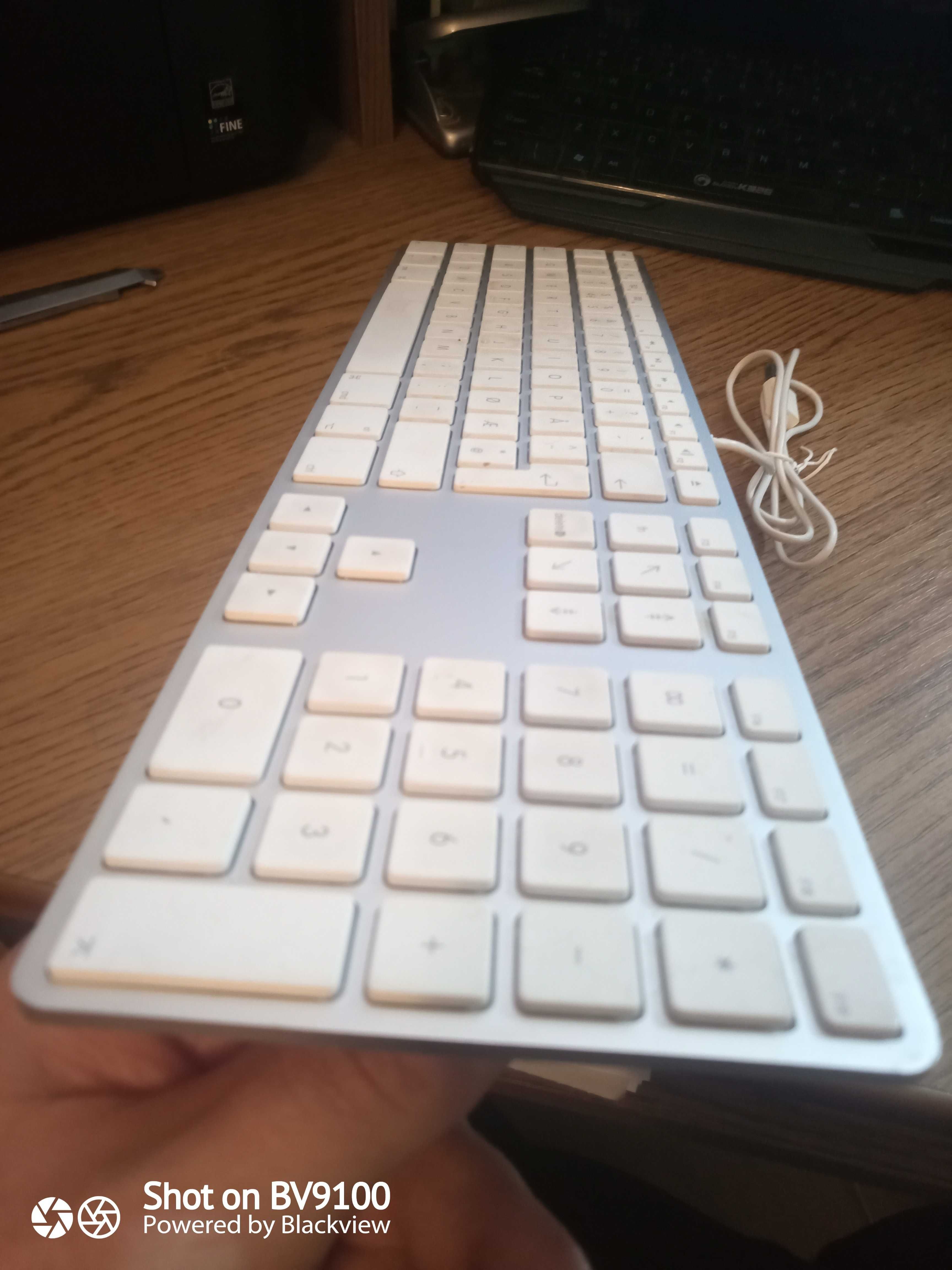 Tastatura Apple cu fir model A1243 cu 2 porturi usb