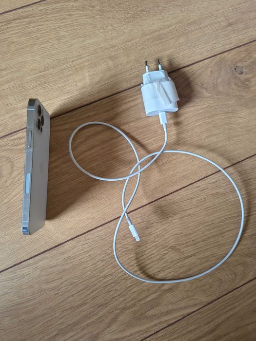 iPhone 12 pro  купен от USA невероятен 83% бат ориг зарядно  2 кейса