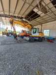 Excavator liebherr pe roți