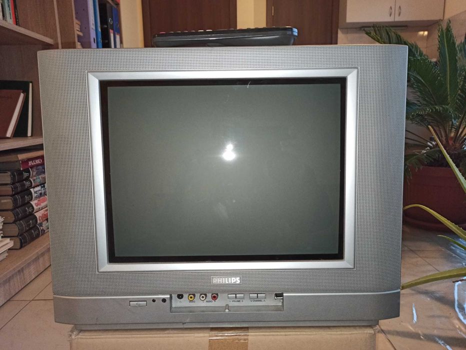 Продавам 2 броя цветни телевизори -PHILIPS и JVC