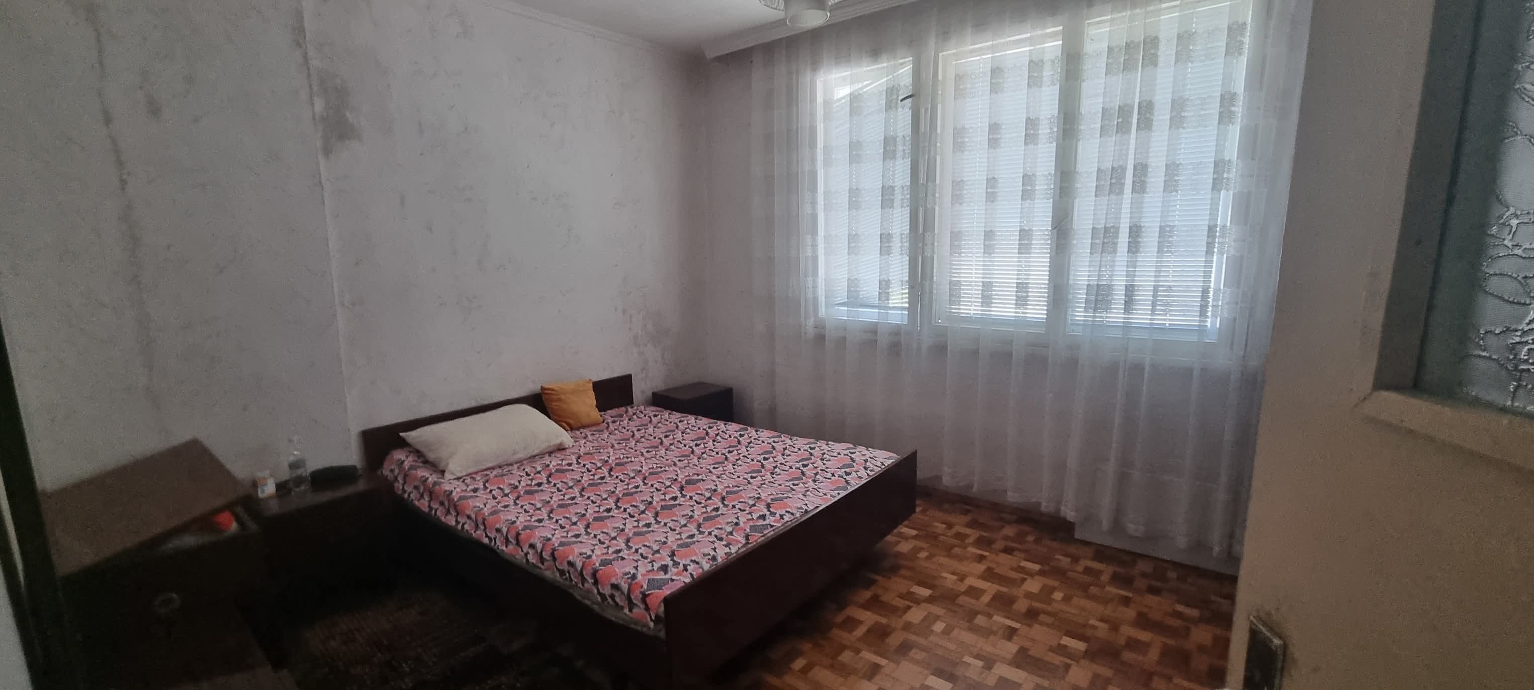 Продавам масивна триетажна къща в центъра на Свиленград (първа зона)