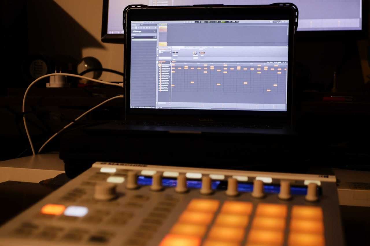 Maschine mk2, Controller,  Groovebox, Drum machine.