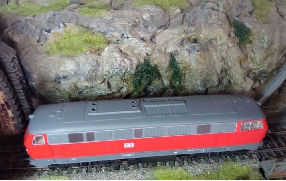 Locomotiva diesel piko BR218

Lumini in funcție de direcția de mers
Tr