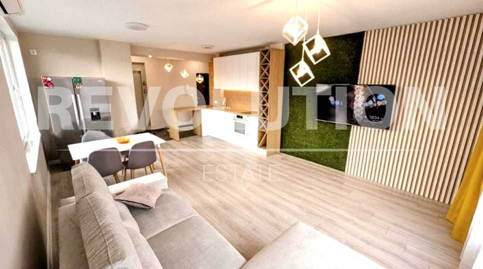 Луксозен тристаен апартамент в Гръцки квартал