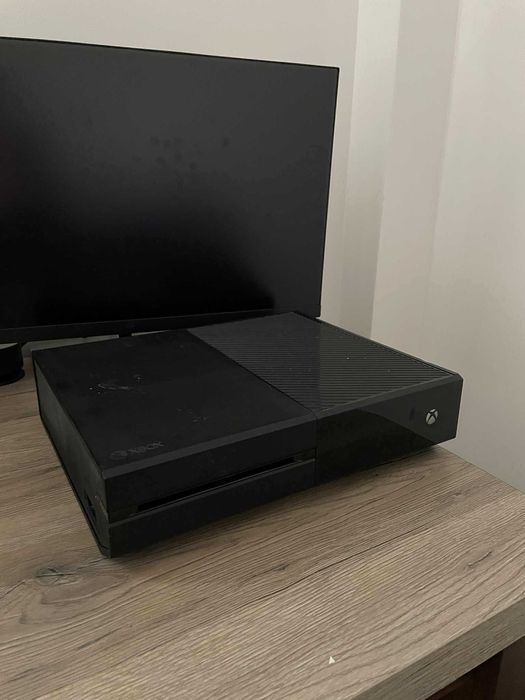 Xbox one 500 GB și FIFA 25