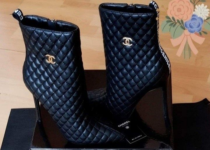 Botine elegante,toc stiletto, logo metalic auriu, saculet, etichetă