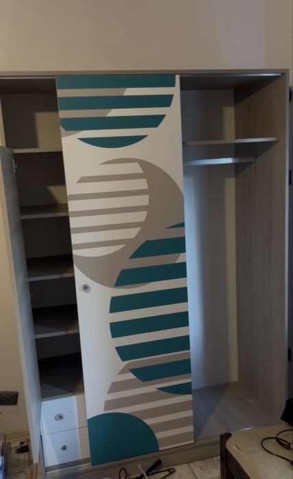 Dulap modern cu uși glisante și design geometric