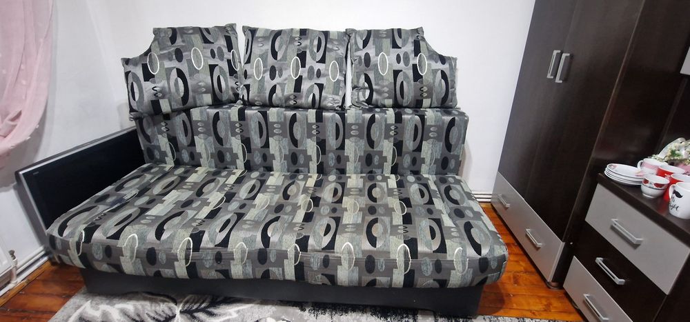 Vând canapea urgwnt