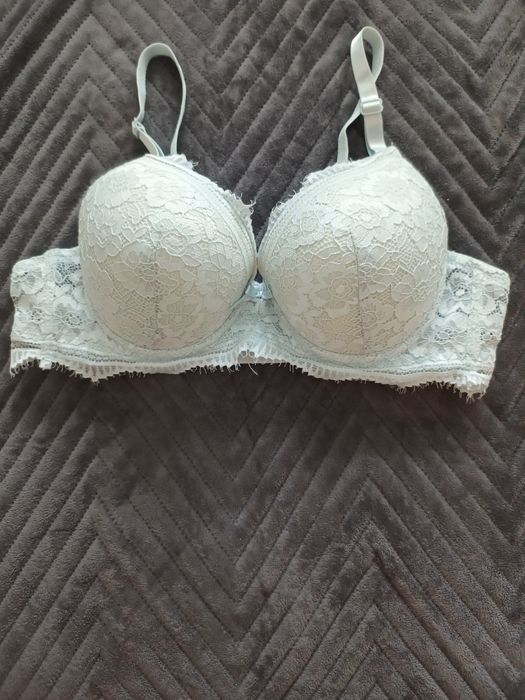 Sutiene noi diverse culori