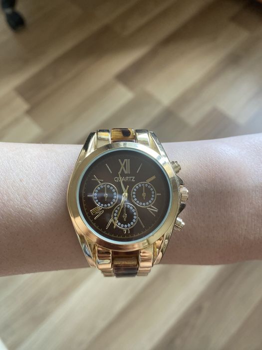 Нов елегантен дамски часовник от AVON на Qartz