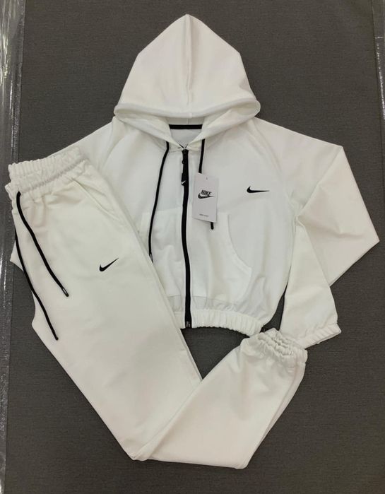 Nike Дамски Спортни Екипи (S-L) Различни Цветове