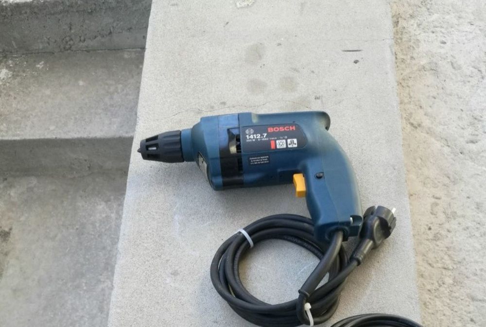 Vînd sculele de lucru