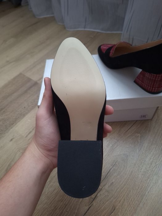 Pantofi cu toc , noi , Marcella