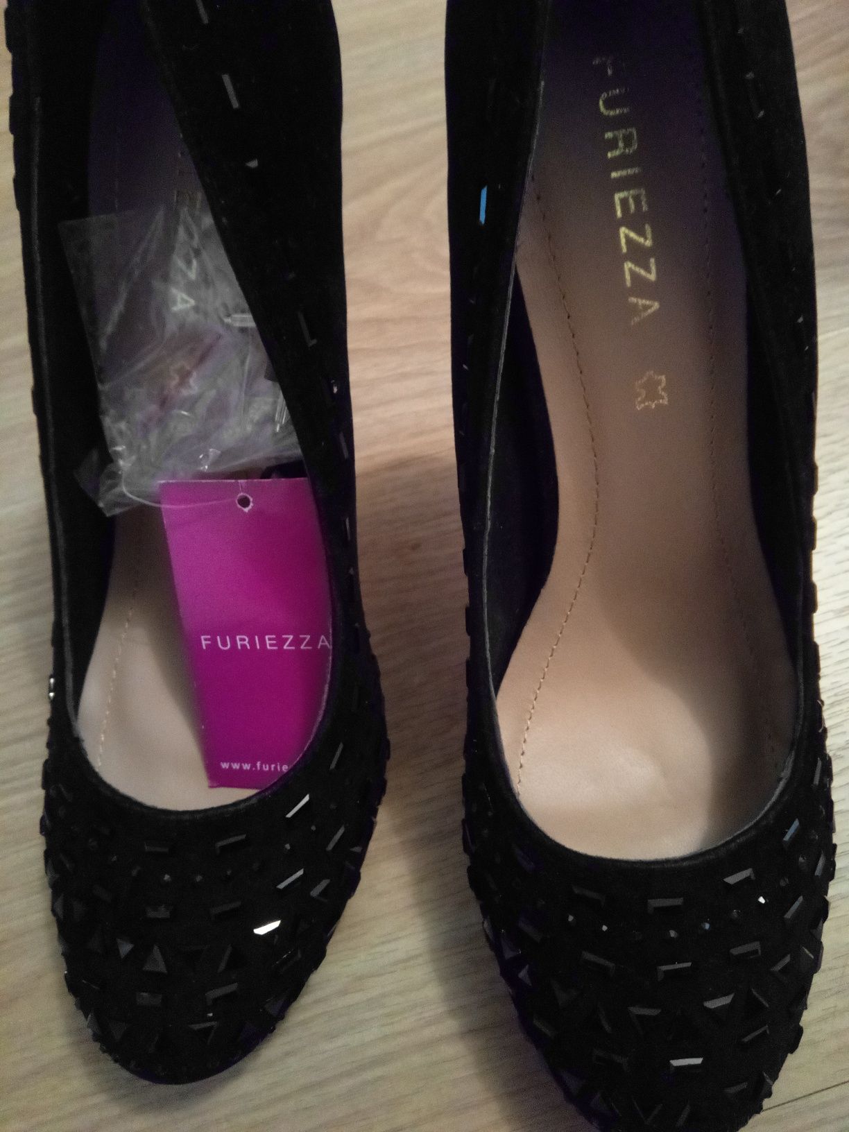 Vând pantofi de damă, din piele, marca Furiezza, mărimea 40.