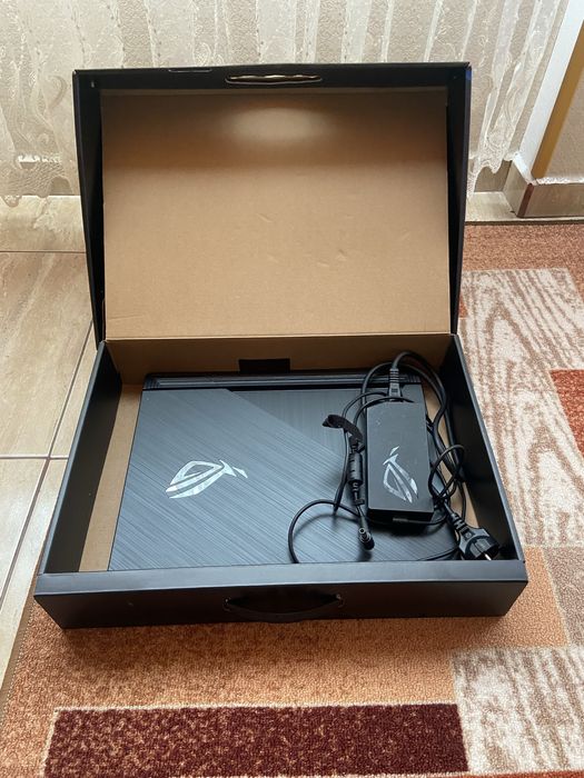 Продавам геймърски лаптоп Asus ROG Strix G512L_GS12LI